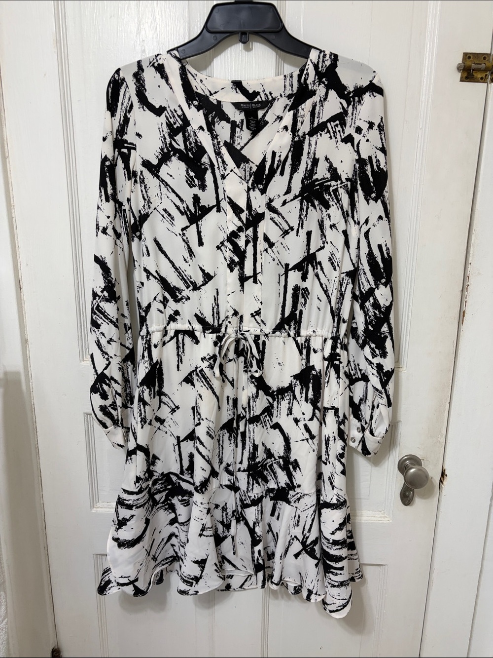 White House black market, black and white dress size 0.  Great condition